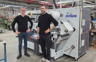 Die Digital-Finishing- und Veredelungsanlage TOP330PLUS3 von RhyGuan wurde Anfang Dezember bei der Optimum Group™ Etiket Schiller GmbH in Plüderhausen installiert und anschließend in die laufende Produktion integriert (Quelle: B&T Tec)