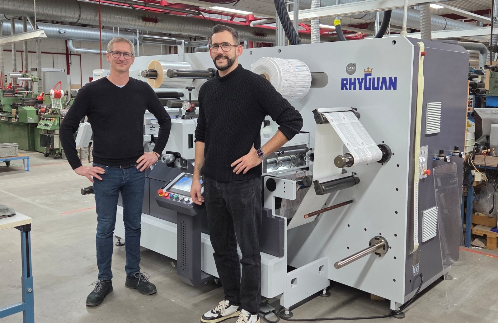 Die Digital-Finishing- und Veredelungsanlage TOP330PLUS3 von RhyGuan wurde Anfang Dezember bei der Optimum Group™ Etiket Schiller GmbH in Plüderhausen installiert und anschließend in die laufende Produktion integriert (Quelle: B&T Tec)
