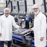 Die Projektleiter Benny Götze (links) und Lars Spitz freuen sich über die gelungene Entwicklungszusammenarbeit für die moderne Hybridanlage (Quelle: Schreiner Group)