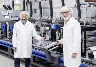 Die Projektleiter Benny Götze (links) und Lars Spitz freuen sich über die gelungene Entwicklungszusammenarbeit für die moderne Hybridanlage (Quelle: Schreiner Group)