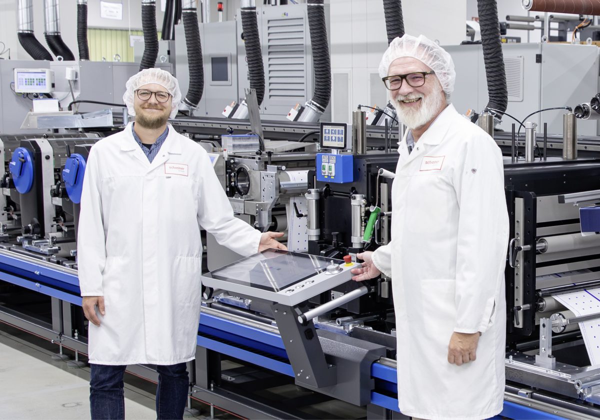 Die Projektleiter Benny Götze (links) und Lars Spitz freuen sich über die gelungene Entwicklungszusammenarbeit für die moderne Hybridanlage (Quelle: Schreiner Group)