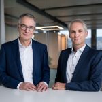 Der bisherige CEO von KNF, Martin Becker (l.), übergibt seine Position an Alexander Heizler (r.), der zuvor als COO tätig war (Quelle: KNF)
