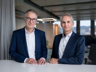 Der bisherige CEO von KNF, Martin Becker (l.), übergibt seine Position an Alexander Heizler (r.), der zuvor als COO tätig war (Quelle: KNF)