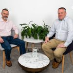 Andy Cowling, Channel Marketing Manager bei PFU (r.) im Gespräch mit Steve Chad, Customer Engagement Manager bei PFU (Quelle: Chris Cross Relations)