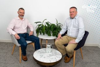 Andy Cowling, Channel Marketing Manager bei PFU (r.) im Gespräch mit Steve Chad, Customer Engagement Manager bei PFU (Quelle: Chris Cross Relations)