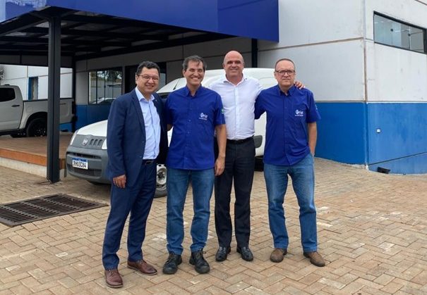 Vor der Produktionshalle von Tria Rótulos in Marialva, Brasilien (Quelle: Soma)