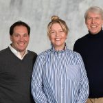 Lydia Behrens (Mitte) ergänzt das Beratungsteam bei Apenberg & Partner in Hamburg (Quelle: Apenberg & Partner)