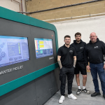 Das APS-Team mit der neu installierten digitalen Dantex PicoJet-Etikettendruckmaschine (Quelle: Dantex)