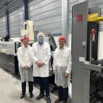 Timo Donati, Henri Köhler und Bernd Schopferer mit der weltweit ersten Mark Andy Hybrid- / Martin Automatic Anlage bei Desmedt Labels in Belgien (Quelle: Mark Andy)