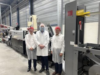 Timo Donati, Henri Köhler und Bernd Schopferer mit der weltweit ersten Mark Andy Hybrid- / Martin Automatic Anlage bei Desmedt Labels in Belgien (Quelle: Mark Andy)