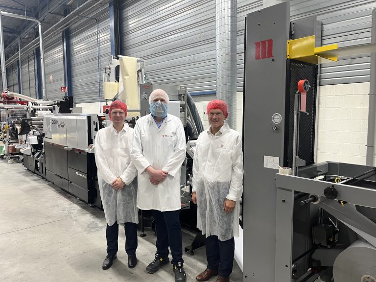 Timo Donati, Henri Köhler und Bernd Schopferer mit der weltweit ersten Mark Andy Hybrid- / Martin Automatic Anlage bei Desmedt Labels in Belgien (Quelle: Mark Andy)