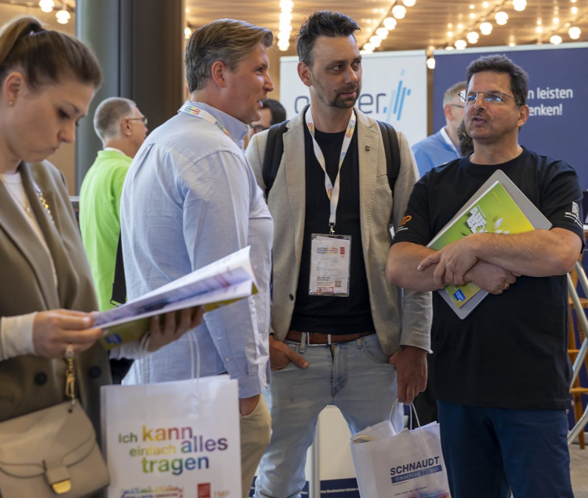 Teilnehmende im Austausch auf der vergangenen Print Digital Convention (Quelle: Messe Düsseldorf Constanze Tillmann)