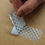 Sichtbarer Schutz für Produkte und Marken: Speziell für die herausfordernde Anwendung auf rauerer (Transport-)Kartonage hat HERMA jetzt das manipulationssichere Haftmaterial HERMAvoid checkerboard (Sorte 935) eingeführt.