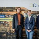 Ricarda Tänzer-von Daake (m.), kommissarische Leiterin der CDI-Koordinierungsstelle, begrüßt zusammen mit Matthias Heck (li.), CDI und Rasmus Nielsen (re.) von der GreenPocket GmbH alle Teilnehmenden der Veranstaltung 