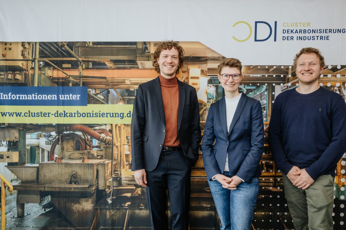 Ricarda Tänzer-von Daake (m.), kommissarische Leiterin der CDI-Koordinierungsstelle, begrüßt zusammen mit Matthias Heck (li.), CDI und Rasmus Nielsen (re.) von der GreenPocket GmbH alle Teilnehmenden der Veranstaltung "Vorstellung des Web-Tools Transformationspfade der Prozesswärme" (Quelle: CDI | Toni Kretschmer)