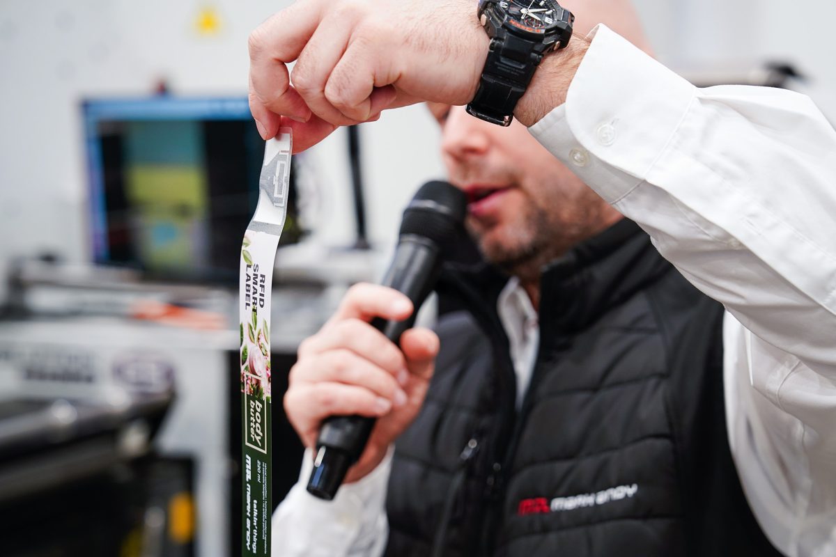 Der Workshop umfasste eine Live-Demonstration des Flexodrucks von Etiketten auf einer Evolution Series E5 mit integrierter RFID-Tag-Applikation (Quelle: Mark Andy)