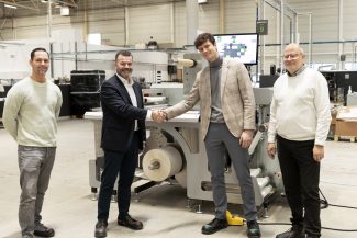 V. l. n. r.: Martin Löpp (Maschinenbediener, Pockrandt), Sandro Trenna (Verkaufsleiter DE-Nord, Graficon), Julien Pockrandt (CEO, Pockrandt), Stefan Berndt (Betriebsleiter, Pockrandt) vor der FAT HI3 450