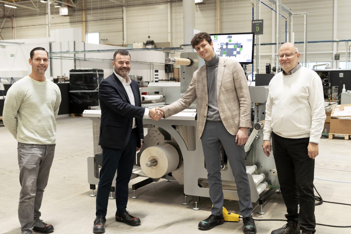 V. l. n. r.: Martin Löpp (Maschinenbediener, Pockrandt), Sandro Trenna (Verkaufsleiter DE-Nord, Graficon), Julien Pockrandt (CEO, Pockrandt), Stefan Berndt (Betriebsleiter, Pockrandt) vor der FAT HI3 450