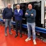 Die Inhaber von Artes Etichette (von links nach rechts: Claudio Bernasconi, Luca Airoldi und Paolo Belloni) mit der weltweit ersten installierten Gallus Five (Quelle: Gallus)