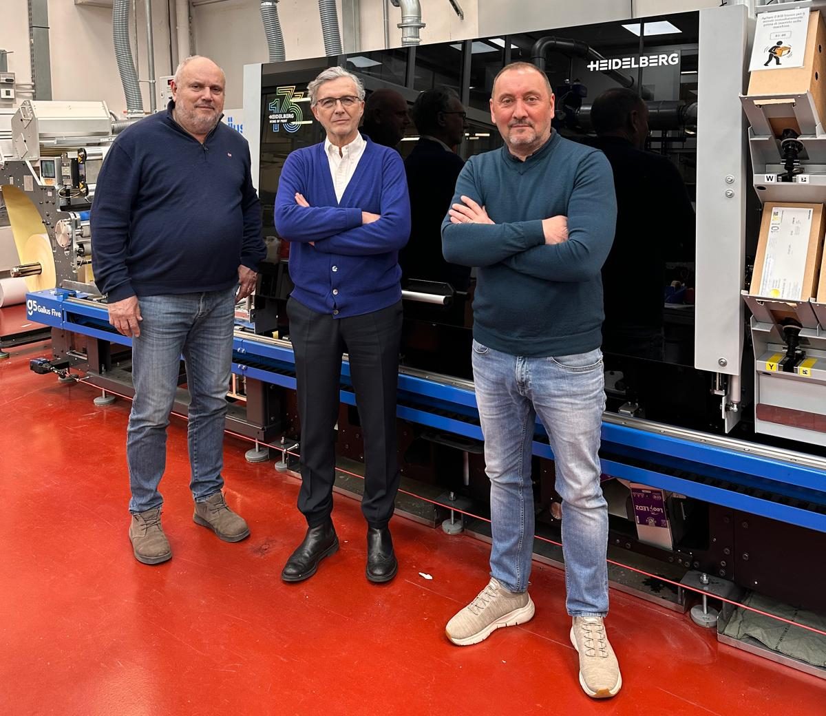 Die Inhaber von Artes Etichette (von links nach rechts: Claudio Bernasconi, Luca Airoldi und Paolo Belloni) mit der weltweit ersten installierten Gallus Five (Quelle: Gallus)