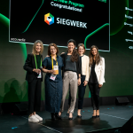 2.v.l.: Cathleen Hansohm, Global Supplier Sustainability Manager und Human Rights bei Siegwerk, mit dem EcoVadis Award (Quelle: Siegwerk)