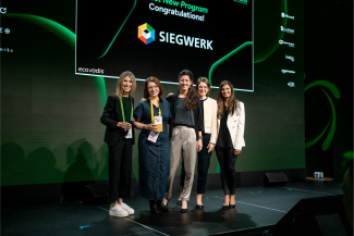 2.v.l.: Cathleen Hansohm, Global Supplier Sustainability Manager und Human Rights bei Siegwerk, mit dem EcoVadis Award (Quelle: Siegwerk)