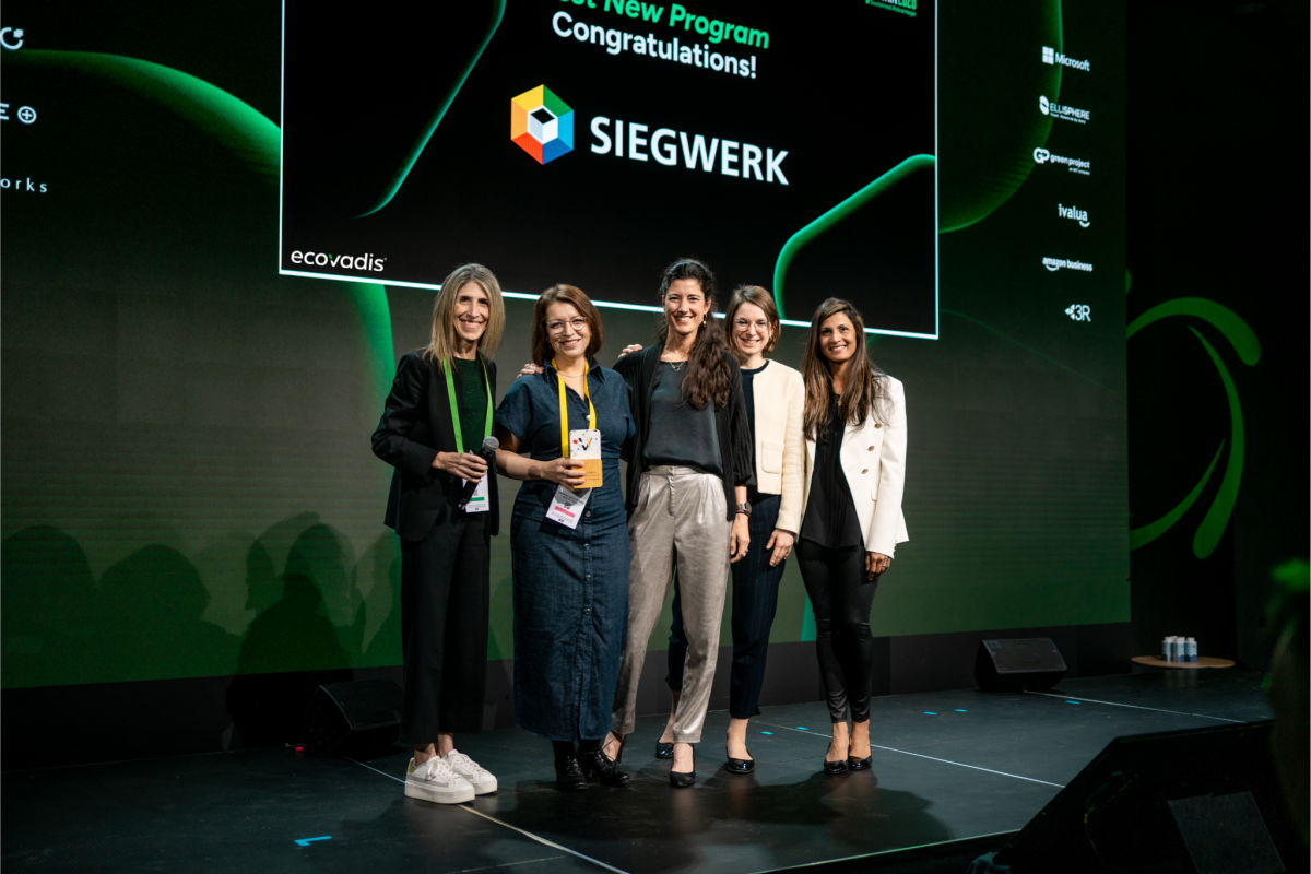 2.v.l.: Cathleen Hansohm, Global Supplier Sustainability Manager und Human Rights bei Siegwerk, mit dem EcoVadis Award (Quelle: Siegwerk)