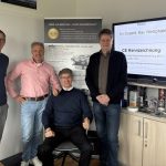 Gemeinsam mit RhyGuans European Manager Daniel van Zelst (2.v.r.) und Kay Westphalen von techserve (rechts), bereitet sich B&T Tec gezielt auf die Ablösung der Maschinenrichtlinie vor (Quelle: B&T Tec)