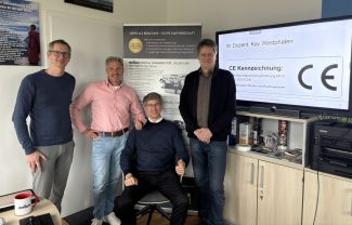 Gemeinsam mit RhyGuans European Manager Daniel van Zelst (2.v.r.) und Kay Westphalen von techserve (rechts), bereitet sich B&T Tec gezielt auf die Ablösung der Maschinenrichtlinie vor (Quelle: B&T Tec)