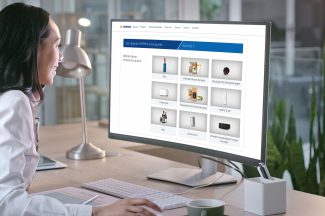 Auf dem Stand von Herma Haftmaterial kann ausprobiert werden, wie mit wenigen Klicks ein nachhaltiges Etikett entsteht: Der digitale Herma GreenGuide macht Vorschläge für die jeweilige Verpackung (Quelle: Marco VDM / iStock)