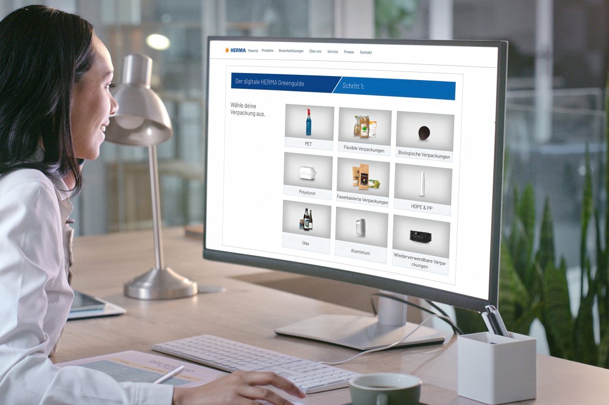 Auf dem Stand von Herma Haftmaterial kann ausprobiert werden, wie mit wenigen Klicks ein nachhaltiges Etikett entsteht: Der digitale Herma GreenGuide macht Vorschläge für die jeweilige Verpackung (Quelle: Marco VDM / iStock)