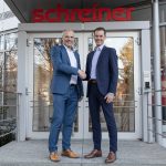 Stabsübergabe in der kaufmännischen Leitung: Mark Wright (rechts) übernimmt die Verantwortung von seinem Vorgänger Karl Tschacha (Quelle: Schreiner Group)