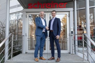 Stabsübergabe in der kaufmännischen Leitung: Mark Wright (rechts) übernimmt die Verantwortung von seinem Vorgänger Karl Tschacha (Quelle: Schreiner Group)