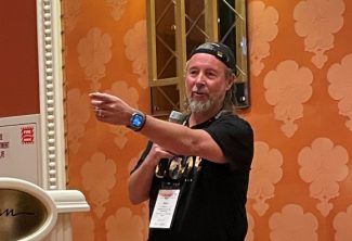 Steve Metcalf ist Gründer von Imagine AI Live und Mitgründer von Ad Legends (adlegends.ai). Er sprach auf der Connect 2026 (Bild: Deutscher Drucker)