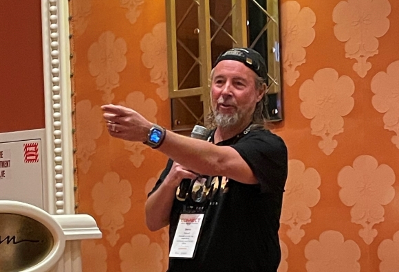 Steve Metcalf ist Gründer von Imagine AI Live und Mitgründer von Ad Legends (adlegends.ai). Er sprach auf der Connect 2026 (Bild: Deutscher Drucker)