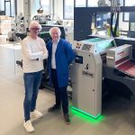 Frank Plechschmidt und Jonathan Smith mit dem ersten installierten thermischen Laminierer von Cellcoat (Quelle: The Publicity Studio)