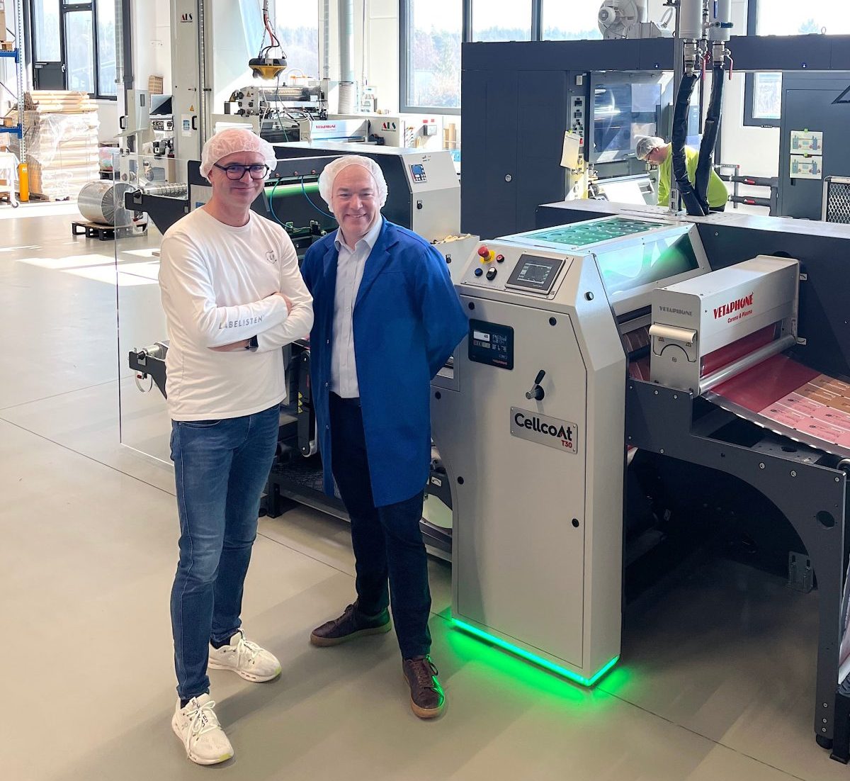 Frank Plechschmidt und Jonathan Smith mit dem ersten installierten thermischen Laminierer von Cellcoat (Quelle: The Publicity Studio)