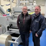Antony Cotton und Phil Barker mit der neuen Mark Andy P7E Flexodruckmaschine (Quelle: Mark Andy)