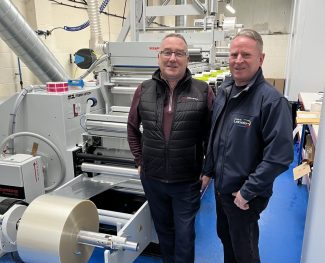 Antony Cotton und Phil Barker mit der neuen Mark Andy P7E Flexodruckmaschine (Quelle: Mark Andy)
