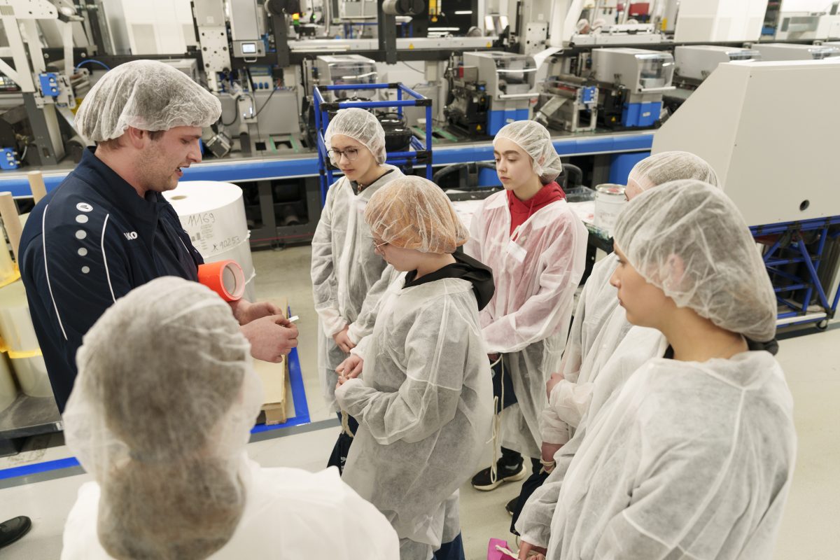 Der Girls'Day ist ein bundesweiter Aktionstag und richtet sich an Schülerinnen ab der 5. Klasse (Quelle: Schreiner Group)