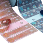 Beispiel für neue Designmöglichkeiten: Der Stern wird ausgestanzt und bleibt auf dem Träger zurück (Quelle: Securikett)