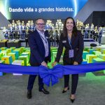 V.l.n.r.: Dr. David Schmedding, Vorstand Technologie & Vertrieb bei Heidelberg und Silvia Montes, Geschäftsführerin von Heidelberg do Brasil Sistemas Gráficos e Serviços Ltda eröffnen gemeinsam den Messestand der Expoprint in Brasilien (Quelle: Heidelberg)