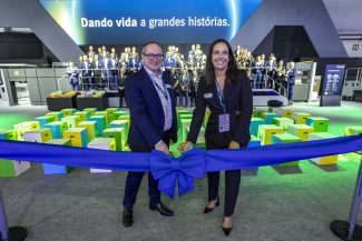 V.l.n.r.: Dr. David Schmedding, Vorstand Technologie & Vertrieb bei Heidelberg und Silvia Montes, Geschäftsführerin von Heidelberg do Brasil Sistemas Gráficos e Serviços Ltda eröffnen gemeinsam den Messestand der Expoprint in Brasilien (Quelle: Heidelberg)