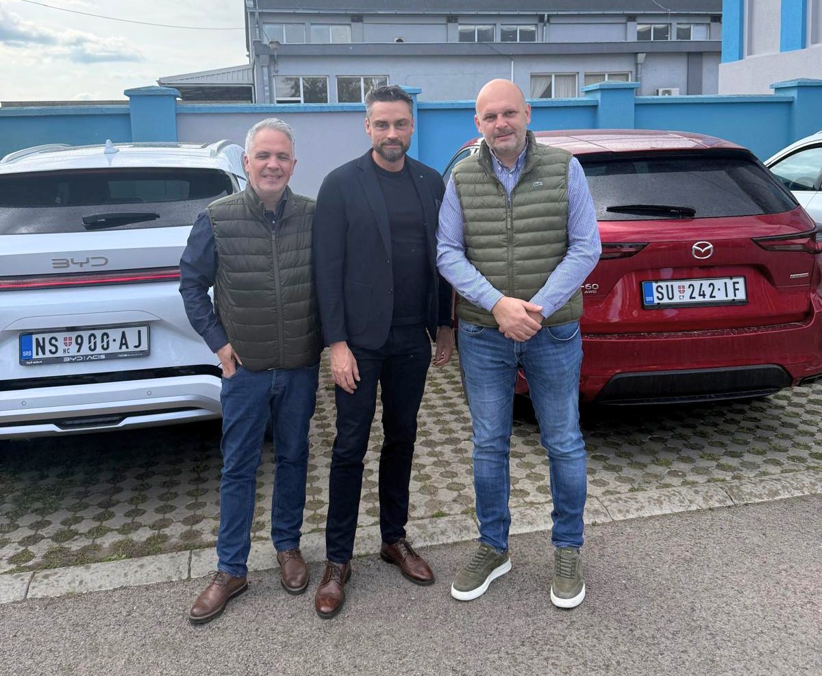 V.l.: Ladislav Kubik, Print Systems Poland; Marco Aengenvoort, Managing Director Rotocon Europe; Aleksandar Borisavljević, Golden Grafika (Quelle: Rotocon)