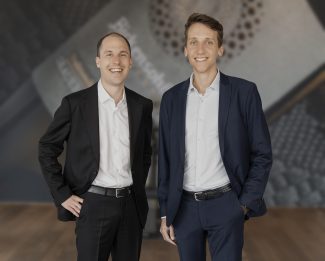 Michael Dür (l.) und Simon Sohm (r.) führen Carini zu zweit weiter und übernehmen die Aufgaben von Christian Zoll, der einen anderen Weg beschreitet (Quelle: Carini)