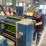 Fachbesucher informierten sich beim Open House von InForm Etiketten über den translativen Offsetdruck von Wanjie im laufenden Produktionsbetrieb (Quelle: PrintCon)