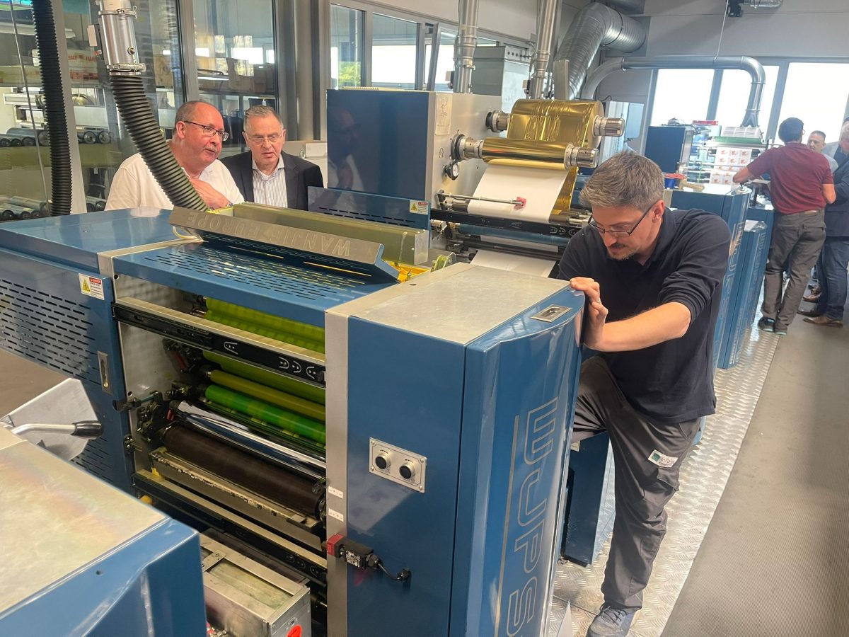 Fachbesucher informierten sich beim Open House von InForm Etiketten über den translativen Offsetdruck von Wanjie im laufenden Produktionsbetrieb (Quelle: PrintCon)