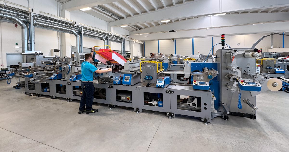 Die Cartes GT364HFSR bei Grupo Flexográfico kombiniert unter anderem Heißfolienprägung, Flexodruck, Siebdruck und semi-rotative Stanzeinheit (Quelle: Cartes)