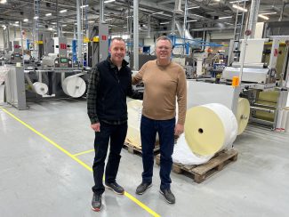 Moritz Osthoff mit Patrik Jenemark im Nordvalls Werk in Bjuv (Quelle: Martin Automatic)