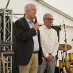 Dr. Oliver Vietze (links), CEO & Chairman der Baumer Group mit Sitz in Frauenfeld in der Schweiz, und Baumer hhs-Geschäftsführer Percy Dengler begrüßen das Team des Unternehmens zur Feier seines 40-jährigen Jubiläums (Quelle: Baumer hhs)